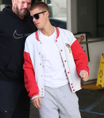 23.01 | Bieber é visto em Beverly Hills, CA