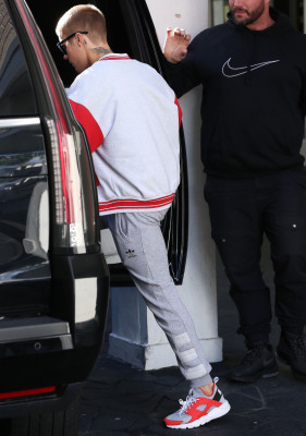 23.01 | Bieber é visto em Beverly Hills, CA