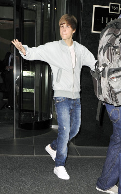 31.08 | Justin Bieber indo embora de seu hotel em Nova York