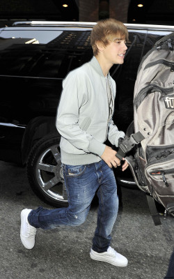 31.08 | Justin Bieber indo embora de seu hotel em Nova York