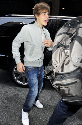 31.08 | Justin Bieber indo embora de seu hotel em Nova York