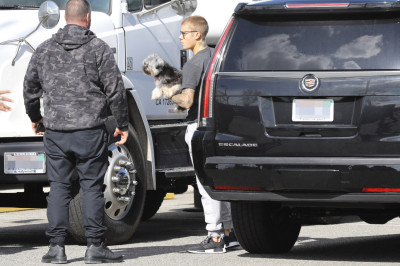 24.01 | Visto chegando no estúdio em Los Angeles, CA