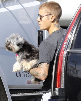 24.01 | Visto chegando no estúdio em Los Angeles, CA