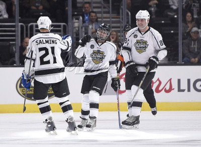 28.01 | Participando do 2017 NHL All-Star Celebrity Shootout, no Staples Center, em Los Angeles, CA