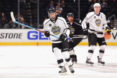 28.01 | Participando do 2017 NHL All-Star Celebrity Shootout, no Staples Center, em Los Angeles, CA