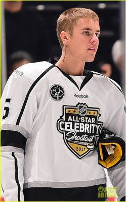 28.01 | Participando do 2017 NHL All-Star Celebrity Shootout, no Staples Center, em Los Angeles, CA