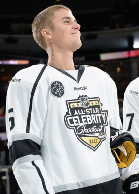 28.01 | Participando do 2017 NHL All-Star Celebrity Shootout, no Staples Center, em Los Angeles, CA