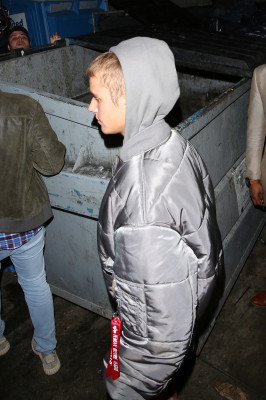 02.08 | Justin Bieber é fotografado deixando restaurante em Beverly Hills, Califórnia
