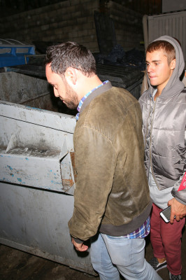 02.08 | Justin Bieber é fotografado deixando restaurante em Beverly Hills, Califórnia