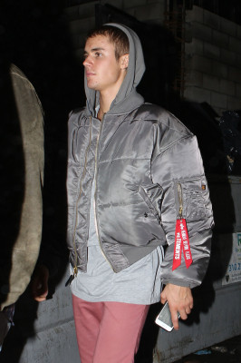 02.08 | Justin Bieber é fotografado deixando restaurante em Beverly Hills, Califórnia