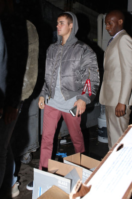 02.08 | Justin Bieber é fotografado deixando restaurante em Beverly Hills, Califórnia