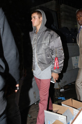 02.08 | Justin Bieber é fotografado deixando restaurante em Beverly Hills, Califórnia