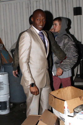 02.08 | Justin Bieber é fotografado deixando restaurante em Beverly Hills, Califórnia