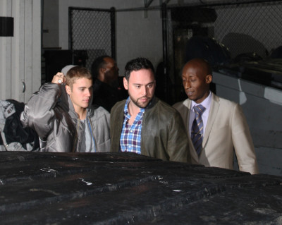 02.08 | Justin Bieber é fotografado deixando restaurante em Beverly Hills, Califórnia