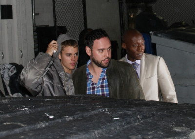 02.08 | Justin Bieber é fotografado deixando restaurante em Beverly Hills, Califórnia
