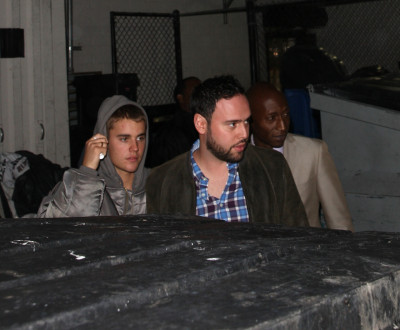02.08 | Justin Bieber é fotografado deixando restaurante em Beverly Hills, Califórnia