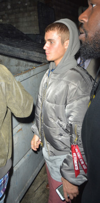 02.08 | Justin Bieber é fotografado deixando restaurante em Beverly Hills, Califórnia