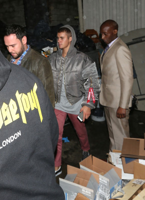 02.08 | Justin Bieber é fotografado deixando restaurante em Beverly Hills, Califórnia