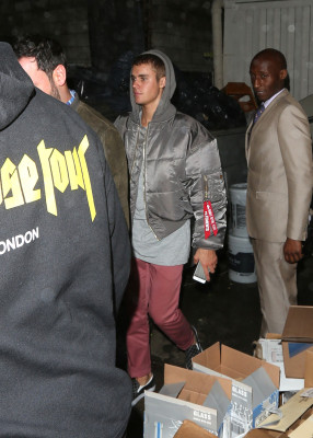 02.08 | Justin Bieber é fotografado deixando restaurante em Beverly Hills, Califórnia