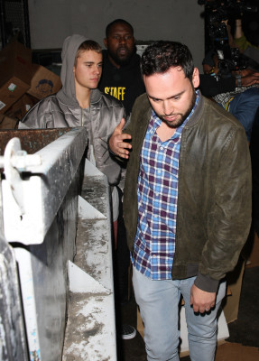 02.08 | Justin Bieber é fotografado deixando restaurante em Beverly Hills, Califórnia