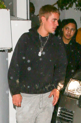 02.11 | Justin Bieber é visto saindo de restaurante em West Hollywood, CA