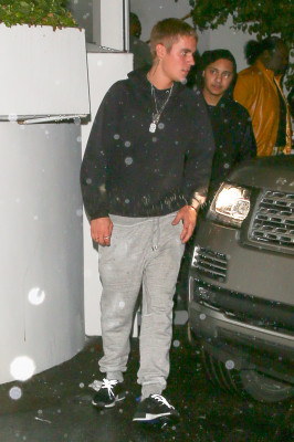 02.11 | Justin Bieber é visto saindo de restaurante em West Hollywood, CA
