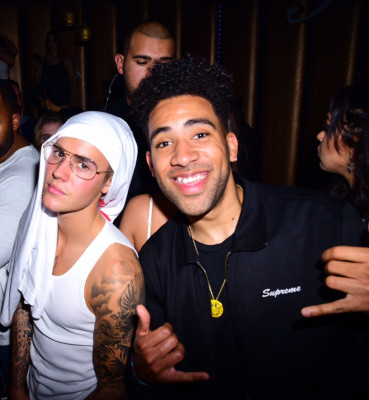 02.07 | Justin Bieber é fotografado no Bootsy Bellows em West Hollywood, CA