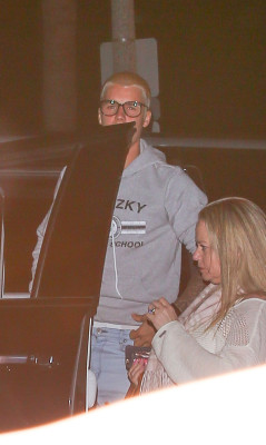 22.02 | Justin Bieber chegando em igreja em Los Angeles, Califórnia