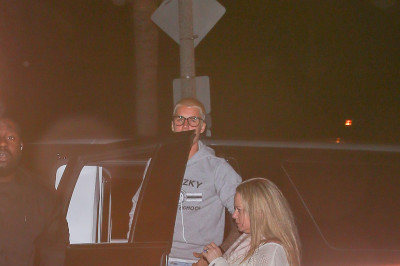 22.02 | Justin Bieber chegando em igreja em Los Angeles, Califórnia