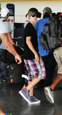 20.08 | Justin Bieber no aeroporto de Barbados
