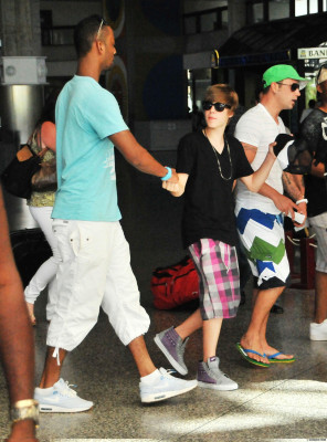 20.08 | Justin Bieber no aeroporto de Barbados