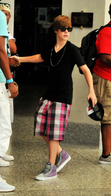 20.08 | Justin Bieber no aeroporto de Barbados