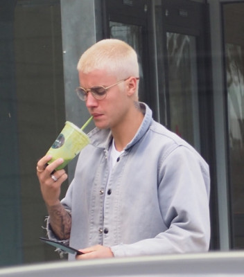 22.02 | Justin Bieber é fotografado pelas ruas de West Hollywood, Califórnia