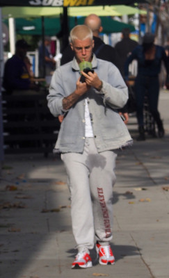 22.02 | Justin Bieber é fotografado pelas ruas de West Hollywood, Califórnia