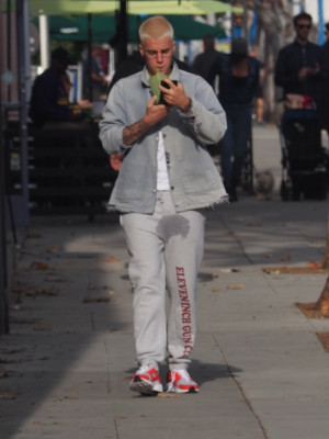 22.02 | Justin Bieber é fotografado pelas ruas de West Hollywood, Califórnia