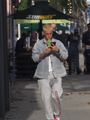 22.02 | Justin Bieber é fotografado pelas ruas de West Hollywood, Califórnia