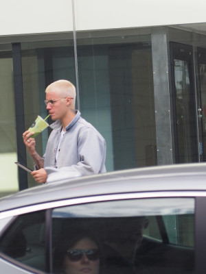 22.02 | Justin Bieber é fotografado pelas ruas de West Hollywood, Califórnia