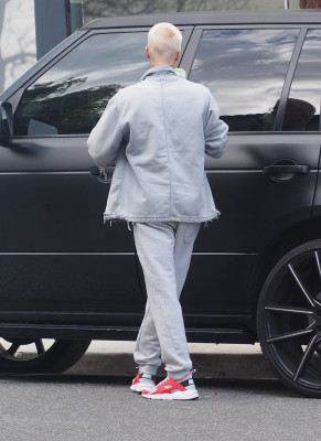 22.02 | Justin Bieber é fotografado pelas ruas de West Hollywood, Califórnia