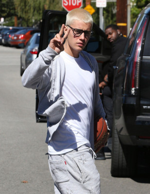23.02 | Justin Bieber é fotografado em Beverly Hills, Califórnia