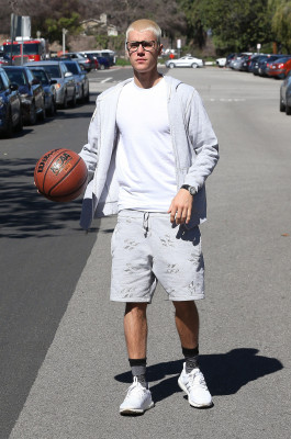 23.02 | Justin Bieber é fotografado em Beverly Hills, Califórnia