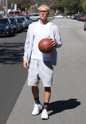 23.02 | Justin Bieber é fotografado em Beverly Hills, Califórnia