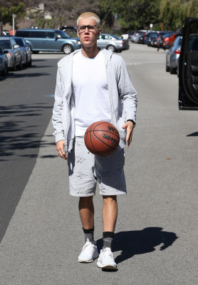 23.02 | Justin Bieber é fotografado em Beverly Hills, Califórnia