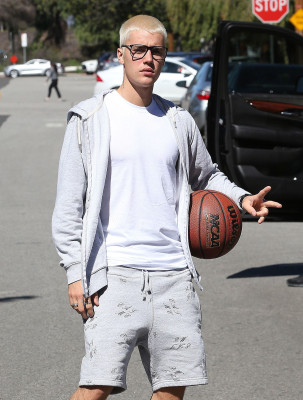 23.02 | Justin Bieber é fotografado em Beverly Hills, Califórnia