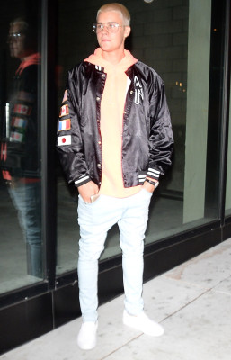 24.02 | Justin Bieber vai ao restaurante Catch em West Hollywood, CA