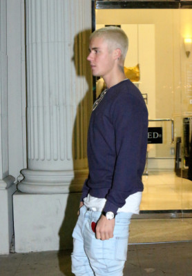 26.02 | Justin Bieber é fotografado em Beverly Hills, na Califórnia