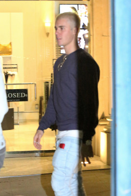 26.02 | Justin Bieber é fotografado em Beverly Hills, na Califórnia