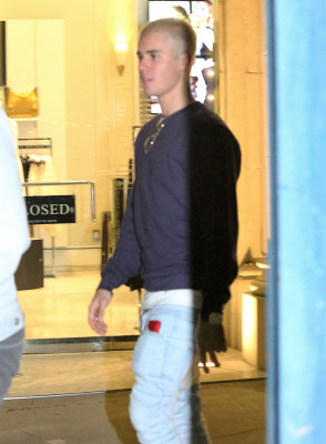26.02 | Justin Bieber é fotografado em Beverly Hills, na Califórnia