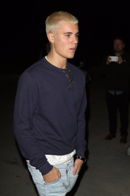 26.02 | Justin Bieber é fotografado em Beverly Hills, na Califórnia