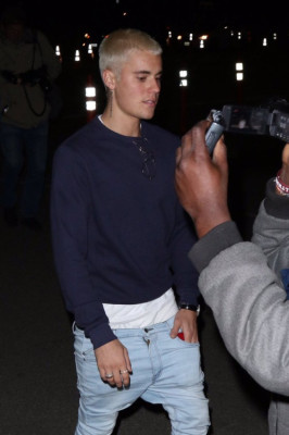 26.02 | Justin Bieber é fotografado em Beverly Hills, na Califórnia