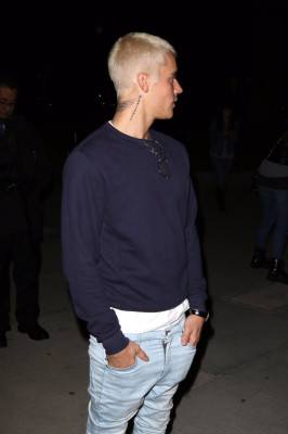 26.02 | Justin Bieber é fotografado em Beverly Hills, na Califórnia